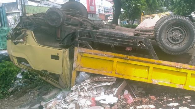Satu unit truk mengalami kecelakaan di Cempaka Putih, Jakarta Pusat (Jakpus). Truk tersebut sampai terguling usai kecelakaan. (dok Istimewa)