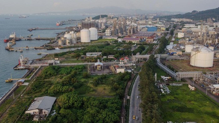 Foto udara salah satu pabrik kimia di Kota Cilegon, Banten, Jumat (30/1/2026). Pemerintah Provinsi Banten mencatat realisasi investasi sepanjang 2025 mencapai Rp130,2 triliun atau meningkat sebesar 108,95 persen dari target tahunan yang didukung oleh sektor industri kimia dan farmasi menjadi kontributor terbesar investasi di Banten. ANTARA FOTO/Muhammad Bagus Khoirunas