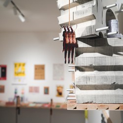 Di Balik Karya Seni Instalasi Kertas Bertumpuk Irfan Hendrian