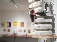 Di Balik Karya Seni Instalasi Kertas Bertumpuk Irfan Hendrian