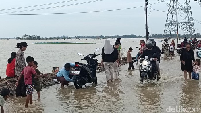Suasana banjir di jalan penghubung Desa Muntur-Desa Ranjeng, Jumat (30/1/2026).
