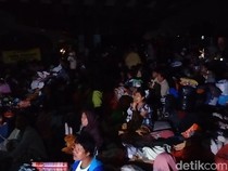 Gelap Gulita Pengungsi Banjir Subang Bertahan di Kolong Jembatan