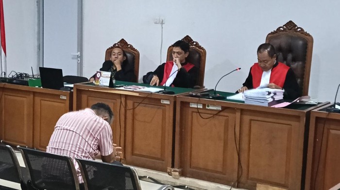 Terdakwa Aprizal tertunduk mendengarkan amar putusannya yang dibacakan majelis hakim Pengadilan Tipikor PN Palembang