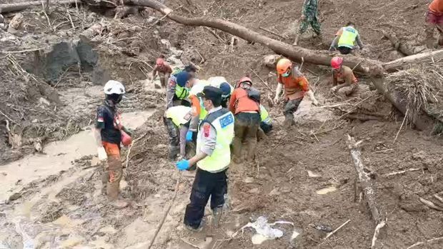 Tim SAR gabungan saat mencari korban longsor di Kecamatan Watukumpul, Pemalang, Jumat (30/1/2026).