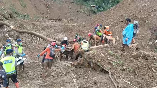 Tim SAR gabungan saat mencari korban longsor di Kecamatan Watukumpul, Pemalang, Jumat (30/1/2026).