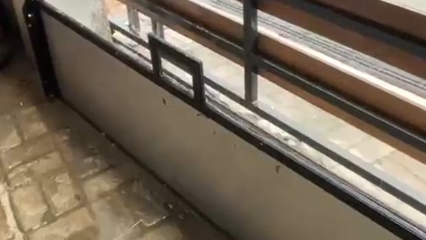 Tips warga Bekasi cegah rumah banjir pakai flood bar.