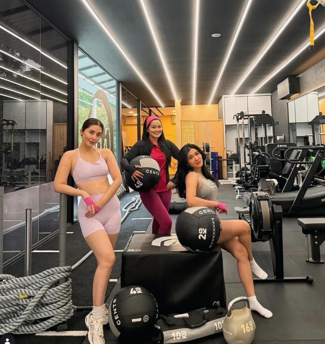 Titi Kamal kembali mencuri atensi melalui penampilannya saat berolahraga. Banyak dipuji sopan, gaya busa istri Christian Sugiono itu tetap terlihat tertutup. Foto: Instagram/@titi_kamall