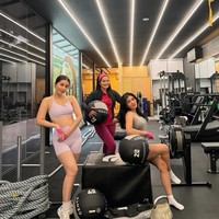 Gaya Titi Kamal Olahraga Gym-Padel Bareng Bestie, Dipuji Tetap Tampil Sopan