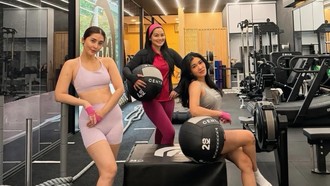 Gaya Titi Kamal Olahraga Gym-Padel Bareng Bestie, Dipuji Tetap Tampil Sopan