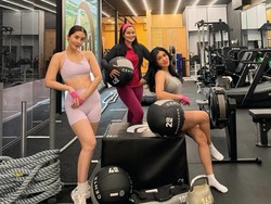 Gaya Titi Kamal Olahraga Gym-Padel Bareng Bestie, Dipuji Tetap Tampil Sopan