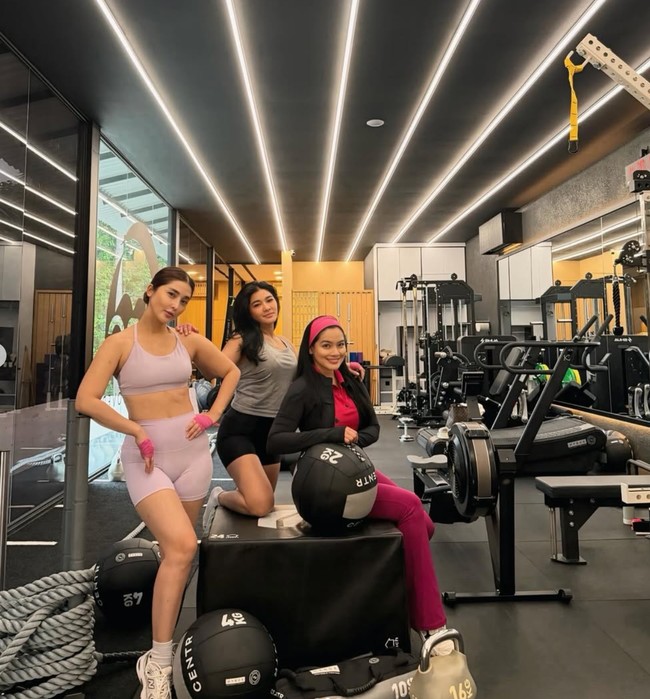 Olahraga gym bareng Naysilla Mirdad dan Eva Anindita, Titi memilih memadukan atasan kaos berkerah dengan celana panjang legging merah serta jaket hitam. Melengkapi penampilannya, Titi juga mengenakan headband senada. Foto: Instagram/@titi_kamall