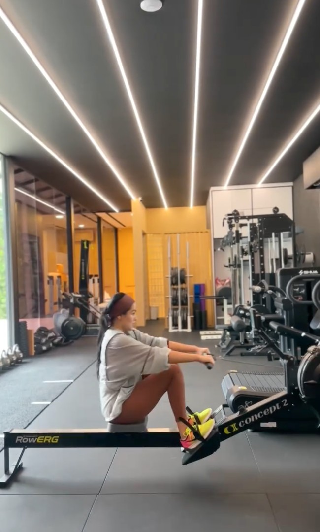 Di momen lain Titi tampil mengenakan legging coklat dipadukan dengan atasan longgar. Rambutnya terlihat simpel diikat ponytail dengan headband yang juga berwarna coklat. Foto: Instagram/@titi_kamall