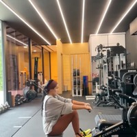 Di momen lain Titi tampil mengenakan legging coklat dipadukan dengan atasan longgar. Rambutnya terlihat simpel diikat ponytail dengan headband yang juga berwarna coklat. Foto: Instagram/@titi_kamall