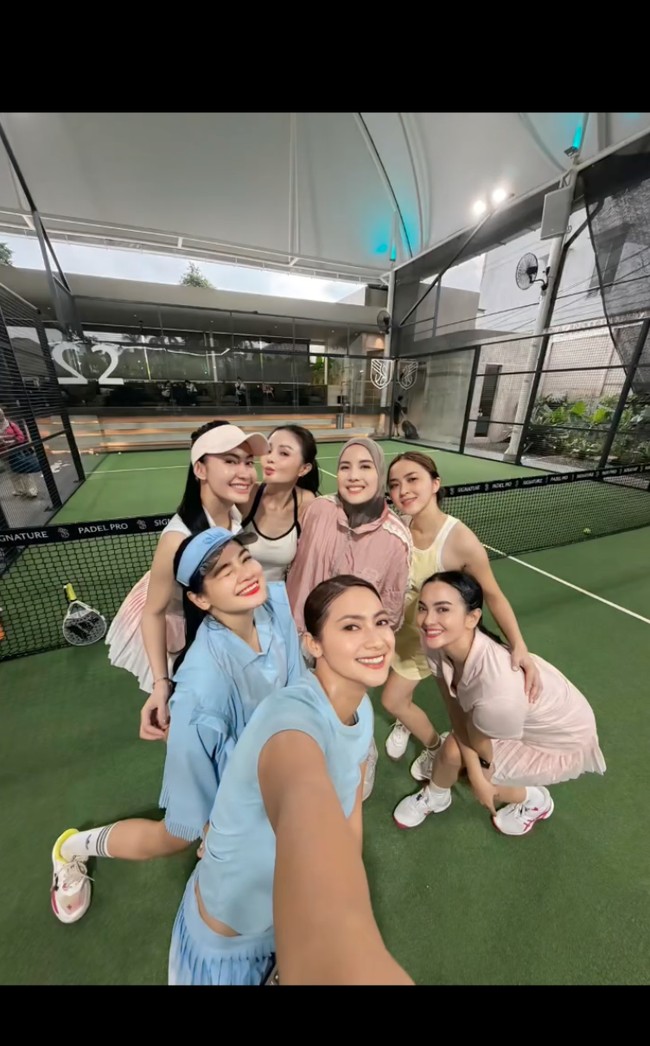 Main padel bareng rekan artis, Titi memilih tampil stylish kenakan outfit berwarna biru. Ditambah dengan sedikit pulasan makeup, penampilannya terlihat makin fresh. Foto: Instagram/@titi_kamall