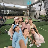 Main padel bareng rekan artis, Titi memilih tampil stylish kenakan outfit berwarna biru. Ditambah dengan sedikit pulasan makeup, penampilannya terlihat makin fresh. Foto: Instagram/@titi_kamall