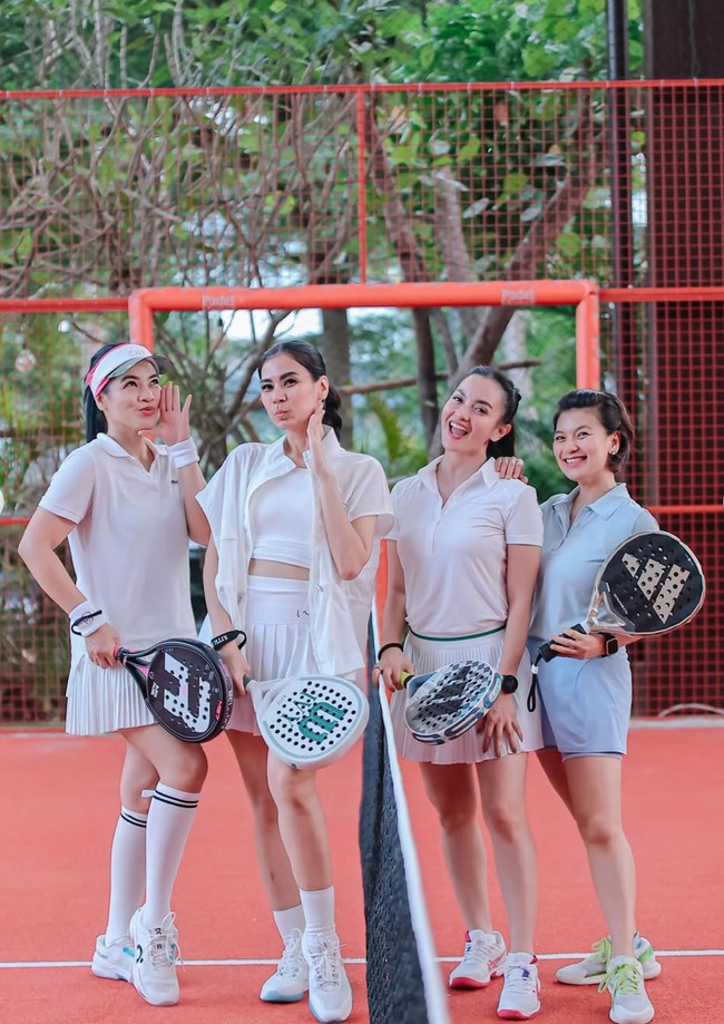 Dari unggahan-unggahannya terlihat Titi yang selalu tampil konsisten kenakan busana olahraga yang sopan. Penampilan Titi pun banyak dipuji netizen. Selalu suka dengan penampilannya Mbak titi, tulis salah satu komentar. suka baju nya Titi sopan banget, tambah netizen lain. Foto: Instagram/@titi_kamall