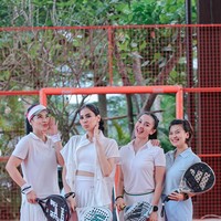 Dari unggahan-unggahannya terlihat Titi yang selalu tampil konsisten kenakan busana olahraga yang sopan. Penampilan Titi pun banyak dipuji netizen. Selalu suka dengan penampilannya Mbak titi, tulis salah satu komentar. suka baju nya Titi sopan banget, tambah netizen lain. Foto: Instagram/@titi_kamall