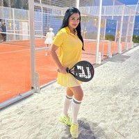 Kenakan kaos berkerah dipadukan rok plisket warna kuning, Titi tampil playful. Penampilannya lengkap dengan sepasang sepatu olahraga yang juga berwarna senada. Foto: Instagram/@titi_kamall