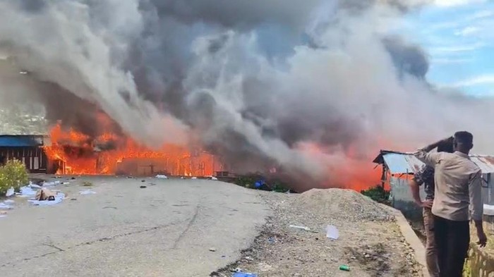 Kebakaran menghanguskan 100 bangunan yang terdiri dari rumah, kios hingga toko bangunan di Kabupaten Tolikara, Papua Pegunungan.
