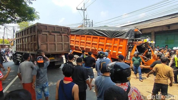 Truk bermuatan pasir kecelakaan di Pasuruan
