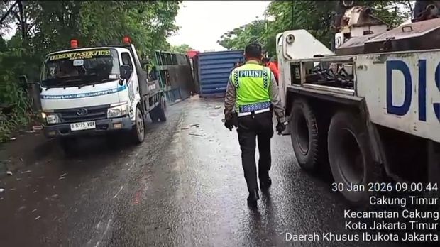 Truk Kontainer Terguling di Cilincing Bikin Macet