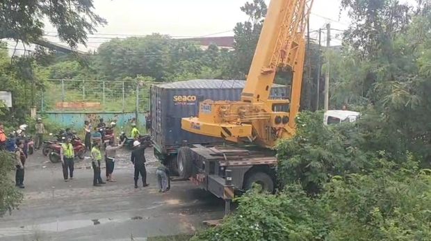 Truk Kontainer Terguling di Cilincing Bikin Macet