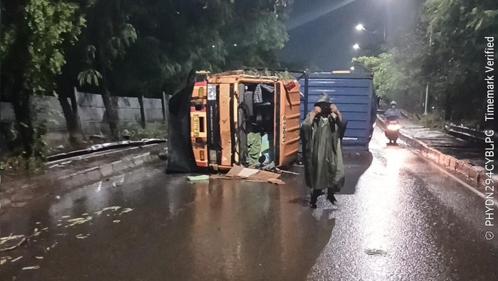 Ada Truk Container Terbalik hingga Tutup Jalan di Cilincing Arah Cakung