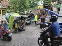 Tak Kuat Nanjak, Truk Muatan Hebel Terguling di Cimanggis Depok