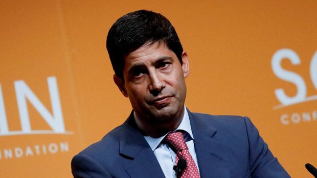 FILE PHOTO: Kevin Warsh, Fellow in Economics at the Hoover Institution and lecturer at the Stanford Graduate School of Business, speaks during the Sohn Investment Conference in New York City, U.S., May 8, 2017. REUTERS/Brendan Mcdermid/File Photo