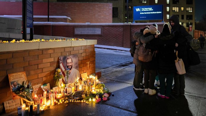 Nurses gather at a memorial for Alex Pretti, an ICU nurse who was fatally shot by federal immigration agents trying to detain him in Minneapolis, Minnesota, at the Margaret Cochran Corbin VA Campus in New York City, U.S., January 29, 2026. REUTERS/David 'Dee' Delgado