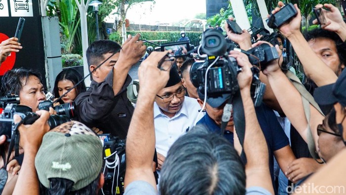 Mantan Menteri Agama Yaqut Cholil Qoumas menjalani pemeriksaan oleh penyidik Komisi Pemberantasan Korupsi (KPK) terkait kasus dugaan korupsi kuota haji, Jumat (30/1/2026). Usai diperiksa hampir lima jam, KPK belum melakukan penahanan terhadap Yaqut.