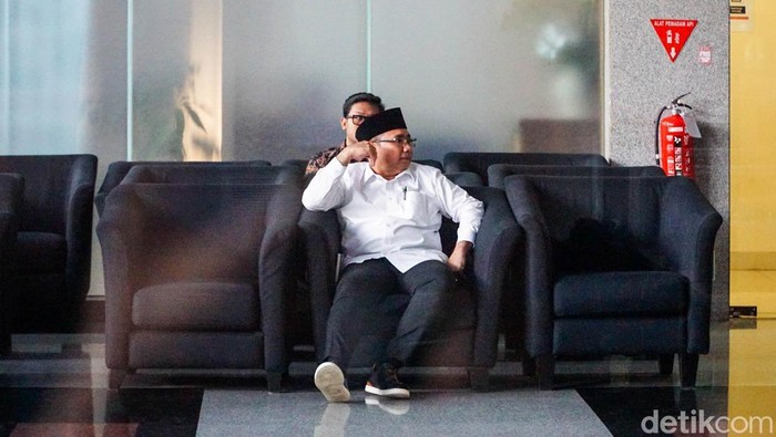 Mantan Menteri Agama Yaqut Cholil Qoumas menjalani pemeriksaan oleh penyidik Komisi Pemberantasan Korupsi (KPK) terkait kasus dugaan korupsi kuota haji, Jumat (30/1/2026). Usai diperiksa hampir lima jam, KPK belum melakukan penahanan terhadap Yaqut.