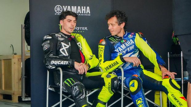 Valentino Rossi menggeber motor Yamaha di Sirkuit Mandalika Valentino Rossi menggeber motor Yamaha di Sirkuit Mandalika