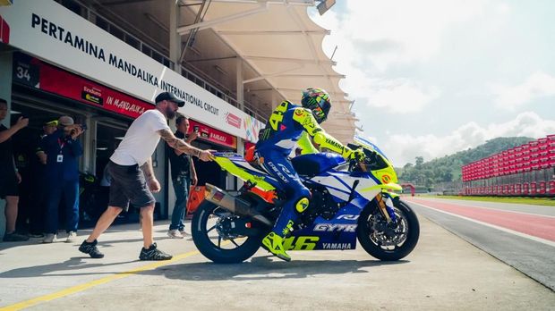 Valentino Rossi menggeber motor Yamaha di Sirkuit Mandalika Valentino Rossi menggeber motor Yamaha di Sirkuit Mandalika