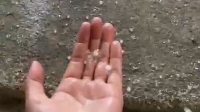 Fenomena hujan es terjadi di Kecamatan Tembalang, Kota Semarang. Kejadian ini mengejutkan warga terlebih karena sebelumnya cuaca sangat panas.