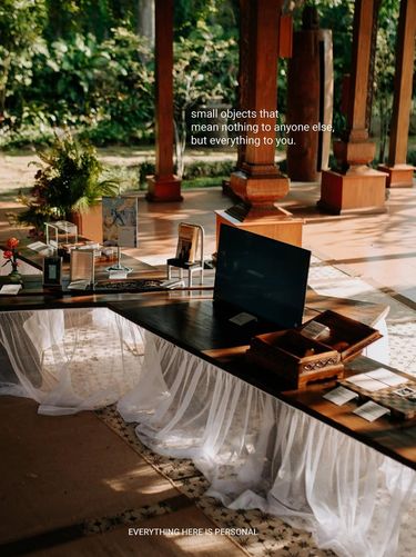 Viral! Pasangan Pengantin Abadikan Wajah Kucing di Busana Pernikahan Unik! Pasangan ini abadikan wajah kucing kesayangan jadi bordir di busana pengantin. Postingan momen bahagia tersebut langsung viral di media social.