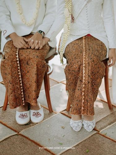 Viral! Pasangan Pengantin Abadikan Wajah Kucing di Busana Pernikahan Unik! Pasangan ini abadikan wajah kucing kesayangan jadi bordir di busana pengantin. Postingan momen bahagia tersebut langsung viral di media social.