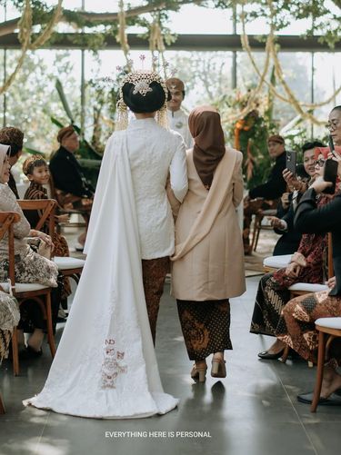 Viral! Pasangan Pengantin Abadikan Wajah Kucing di Busana Pernikahan Unik! Pasangan ini abadikan wajah kucing kesayangan jadi bordir di busana pengantin. Postingan momen bahagia tersebut langsung viral di media social.