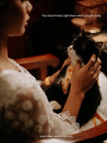 Viral! Pasangan Pengantin Abadikan Wajah Kucing di Busana Pernikahan Unik! Pasangan ini abadikan wajah kucing kesayangan jadi bordir di busana pengantin. Postingan momen bahagia tersebut langsung viral di media social.