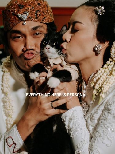 Viral! Pasangan Pengantin Abadikan Wajah Kucing di Busana Pernikahan Unik! Pasangan ini abadikan wajah kucing kesayangan jadi bordir di busana pengantin. Postingan momen bahagia tersebut langsung viral di media social.