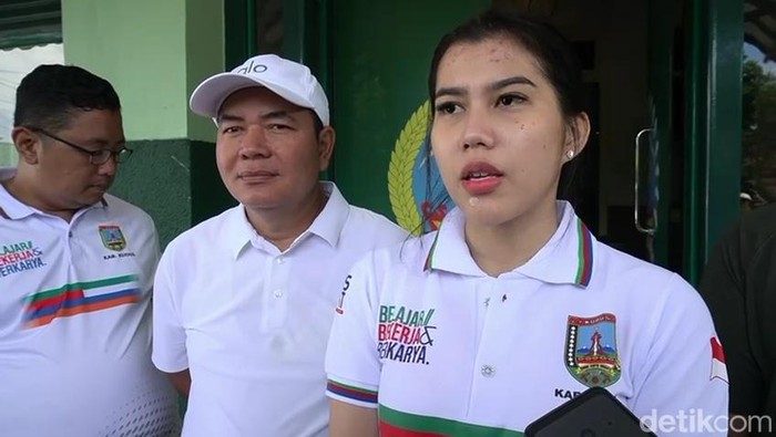 Wakil Bupati Kudus, Bellinda Putri Sabrina Birton saat diwawancara soal dugaan keracunan MBG, Jumat (30/1/2026).