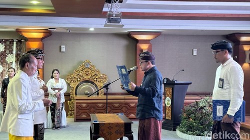 Wali Kota Denpasar I Gusti Ngurah Jaya Negara melantik I Gusti Ngurah Eddy Mulya sebagai Sekda Kota Denpasar di Gedung Sewaka Dharma, Jumat (30/1/2026). (Foto: Maria Christabel DK/detikBali)