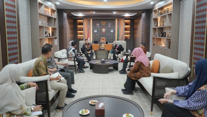 Wali Kota Makassar Munafri Arifuddin memimpin rapat terkait proyek PSEL.