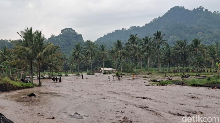 Warga Lumajang Panggul Motor Akibat Tanggul Jebol Diterjang Lahar Semeru