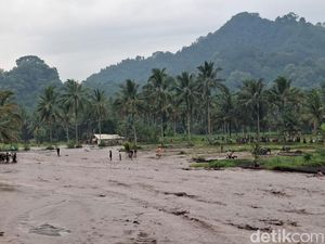 Warga Lumajang Panggul Motor Akibat Tanggul Jebol Diterjang Lahar Semeru