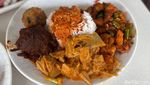 Mencicipi Lezatnya Rendang hingga Ayam Gulai di Warong Nasi Pariaman Sebelum Tutup