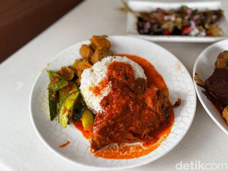 Mencicipi Lezatnya Rendang hingga Ayam Gulai di Warong Nasi Pariaman Sebelum Tutup