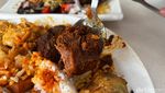 Mencicipi Lezatnya Rendang hingga Ayam Gulai di Warong Nasi Pariaman Sebelum Tutup