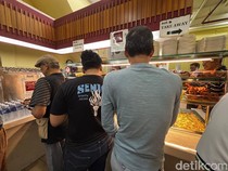 Hampir 1 Jam! Ikutan Antre Nasi Padang Tertua di Singapura Sebelum Tutup