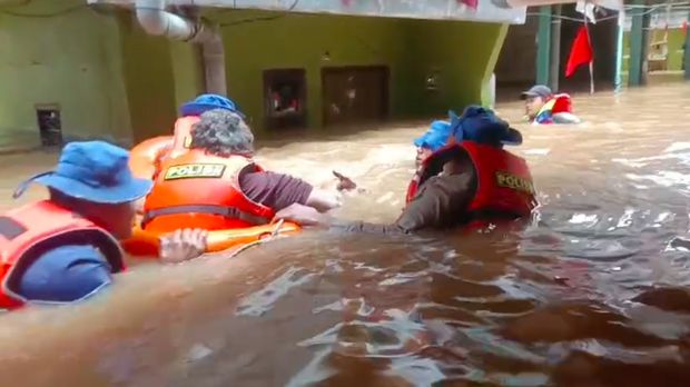 Wilayah Kebon Pala, Kampung Melayu, Jaktim masih kebanjiran. Warga dievakuasi tim SAR Direktorat Kepolisian Perairan dan Udara (Ditpolairud) Polda Metro Jaya. (dok Istimewa)